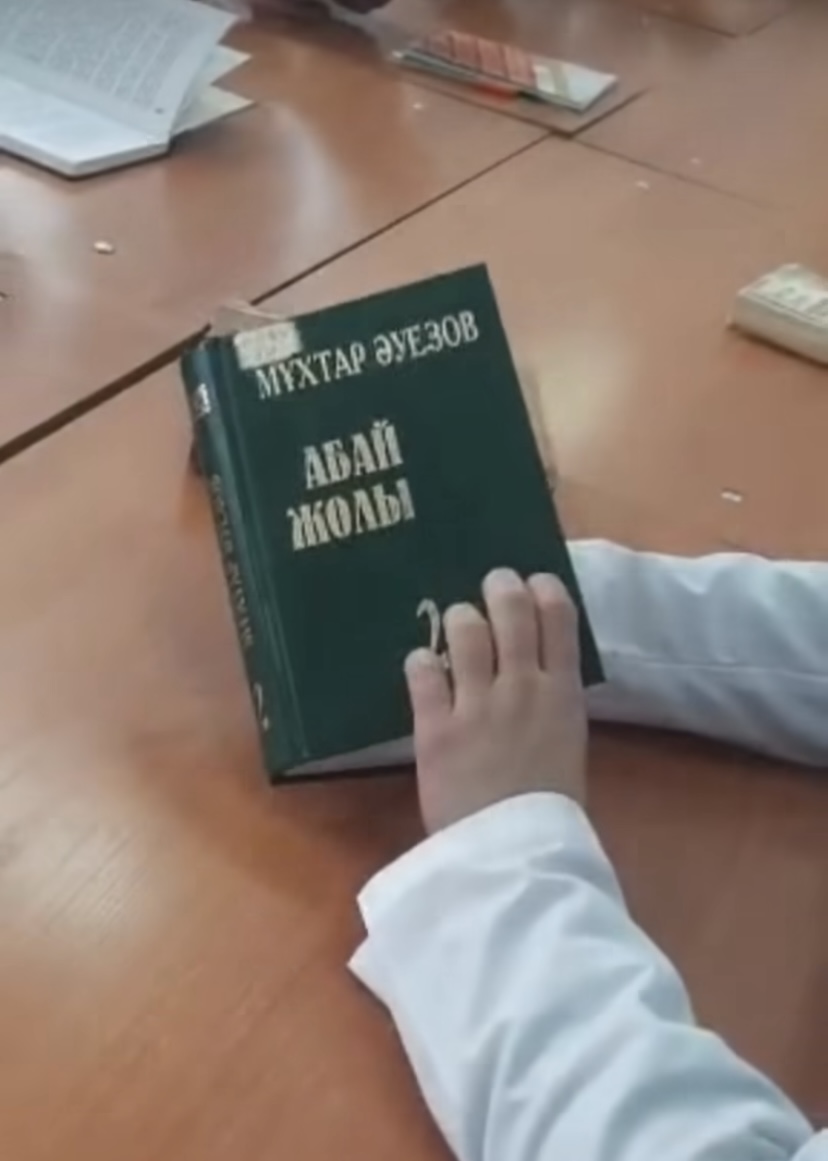 A literary case “Мен кітапты ашамын - Мен әлемді танимын“ was held at the zhkozhmk.